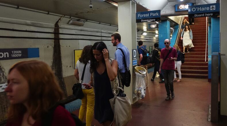 Commuters in the CTA Blue Line station platform at Chicago Avenue on July 18, 2018 in Chicago. (Jose M. Osorio/Chicago Tribune/TNS)