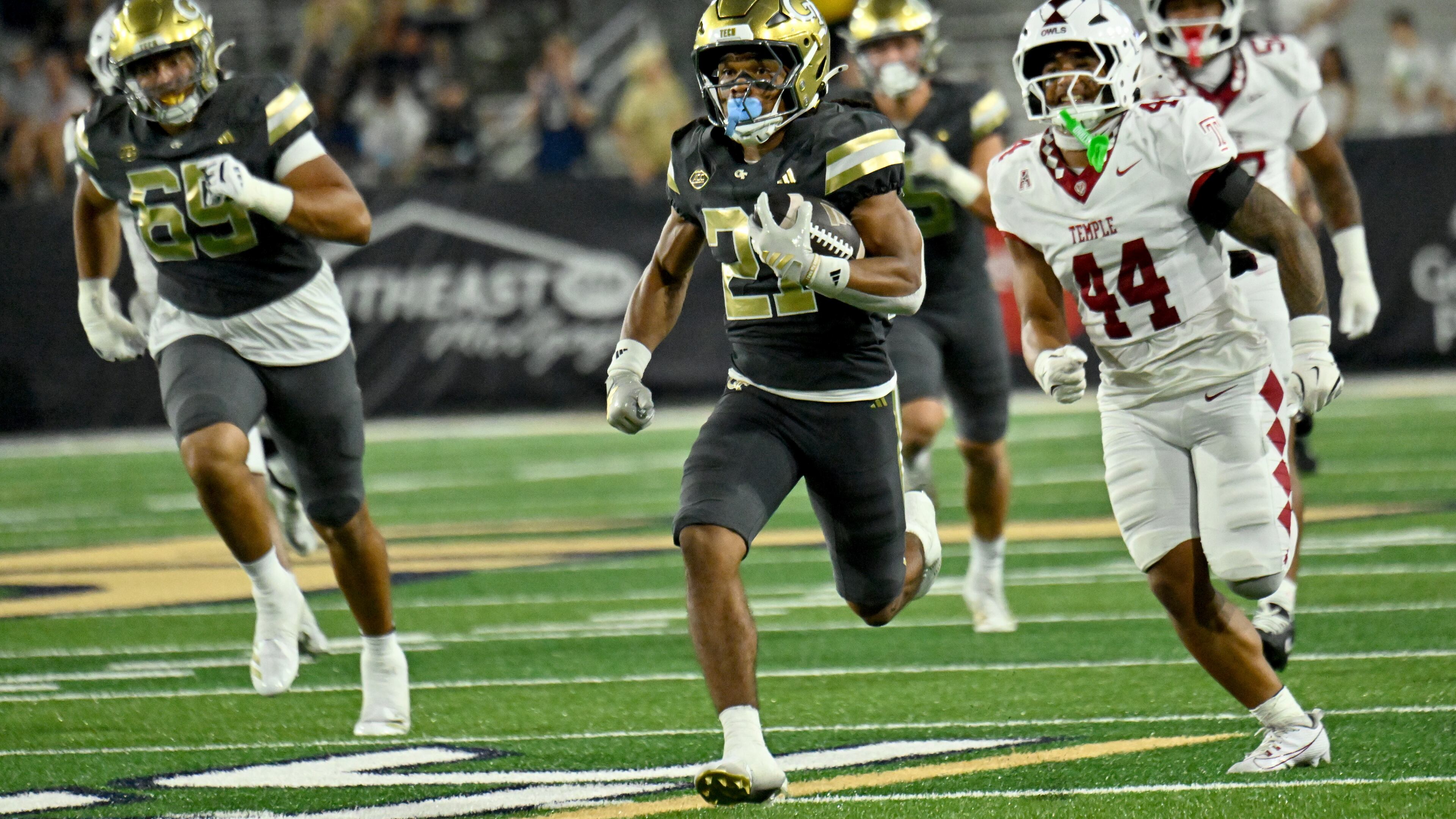 Georgia Tech running back Daylon Gordon clocked speeds of more than 20 mph while runing in a touchdown during the second half Sept. 20 against Temple. (Hyosub Shin/AJC)