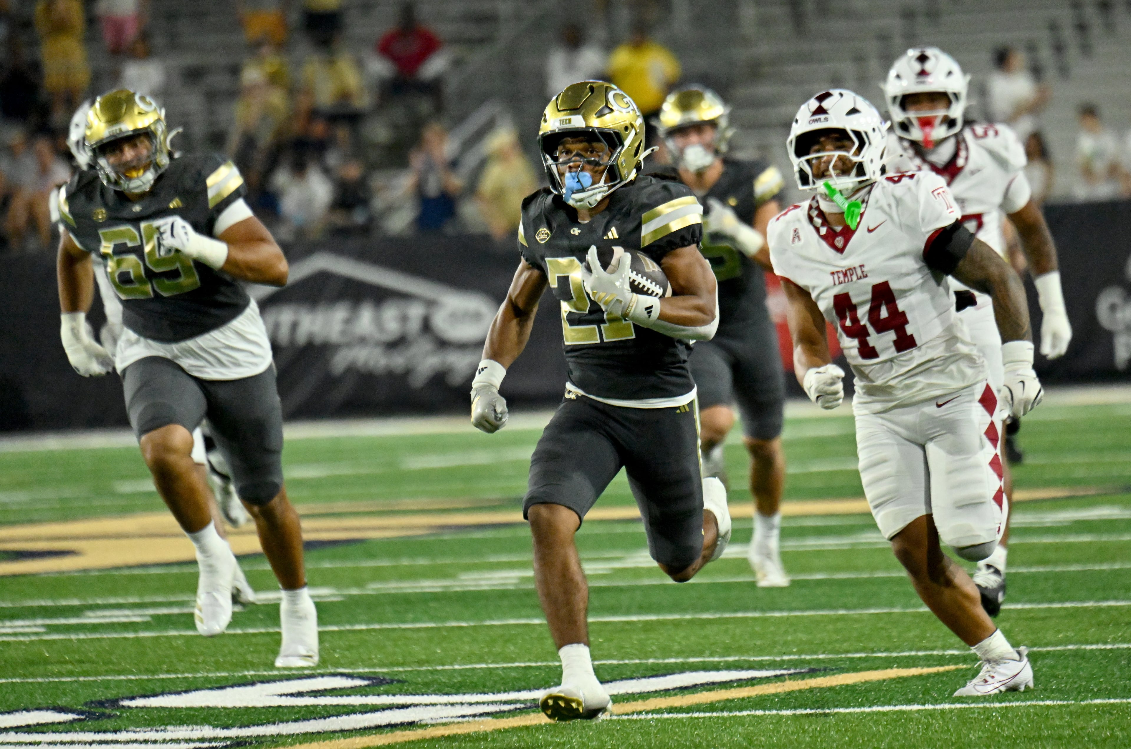 Georgia Tech running back Daylon Gordon (21) runs for a touchdown during the second half of an NCAA college football game at Georgia Tech's Bobby Dodd Stadium, Saturday, November 20, 2025 in Atlanta. Georgia Tech won 45-24 over Temple. (Hyosub Shin / AJC)