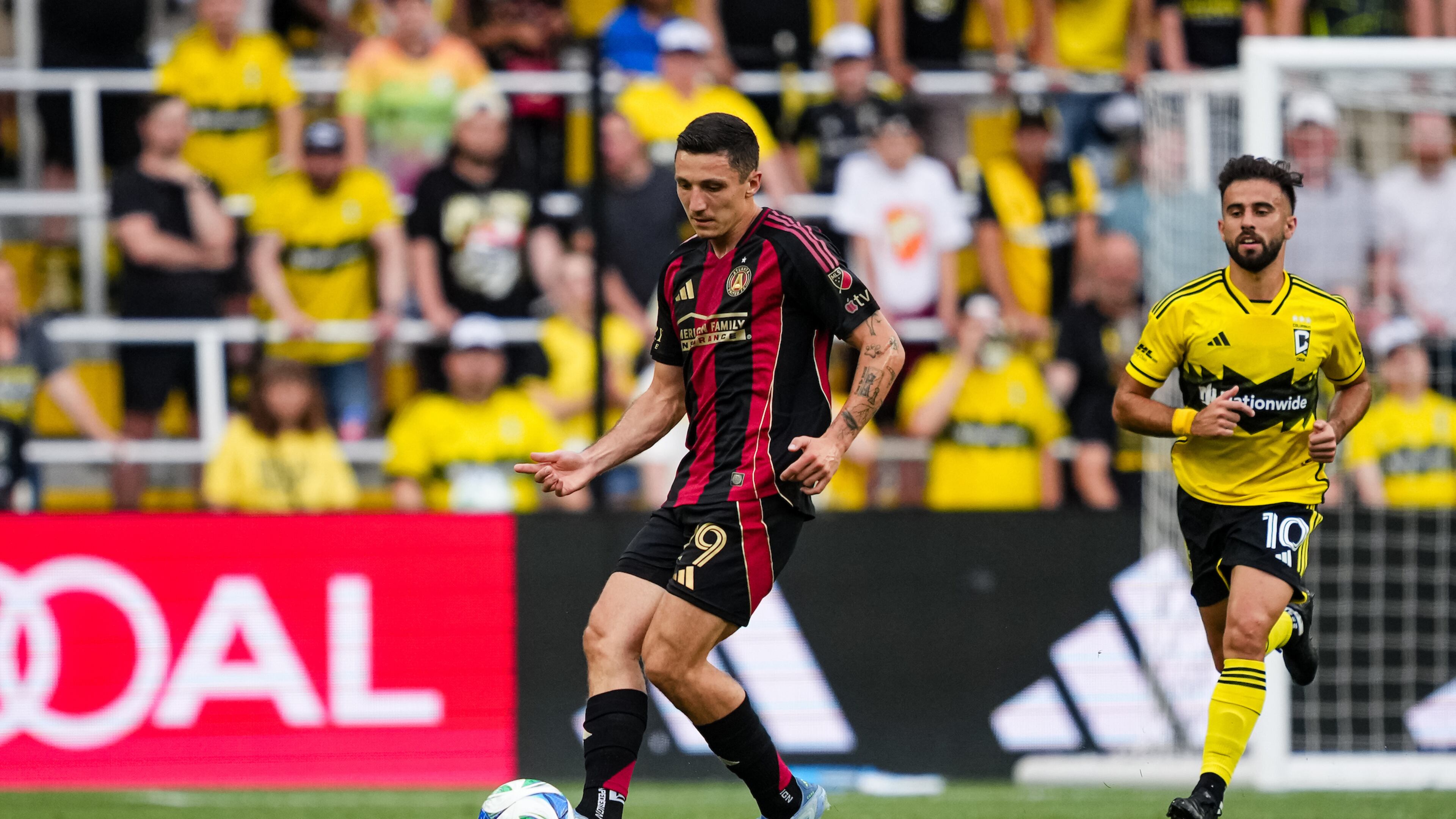 Atlanta United midfielder Bartosz Slisz dribbles the ball against the Columbus Crew at Lower.com Field in Columbus, Ohio, on Wednesday, June 25, 2025. (Mitch Martin/Atlanta United)