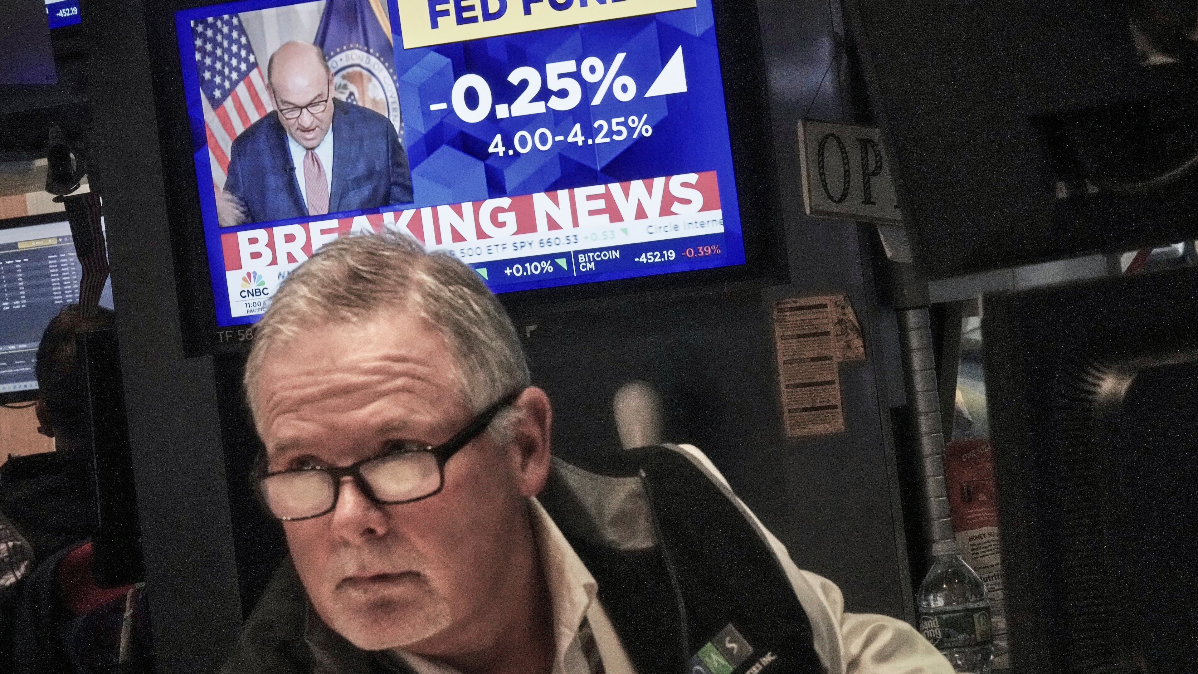 Trader Michael Conlon works on the floor of the New York Stock Exchange as the rate decision of the Federal Reserve is announced, Wednesday, Sept. 17, 2025. (AP Photo/Richard Drew)