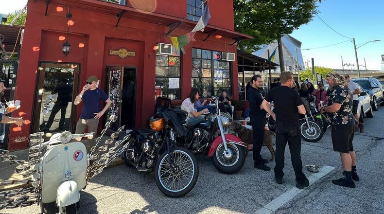 The exterior of Elliott Street Deli & Pub.