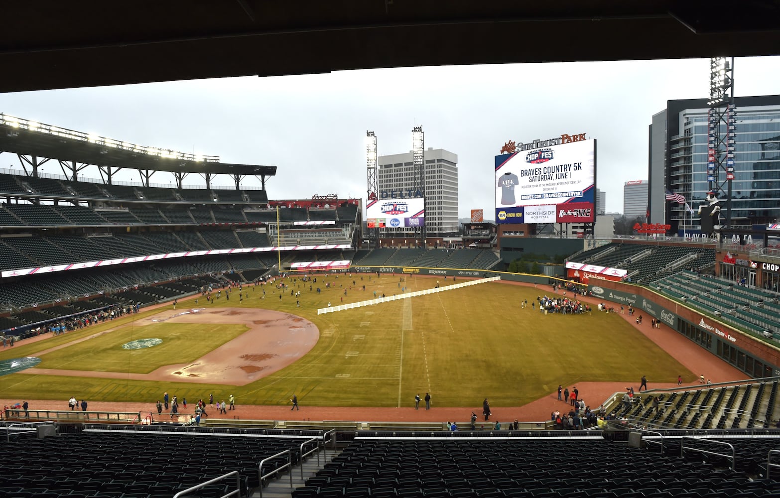 Photos: Braves unveil uniforms at Chop Fest