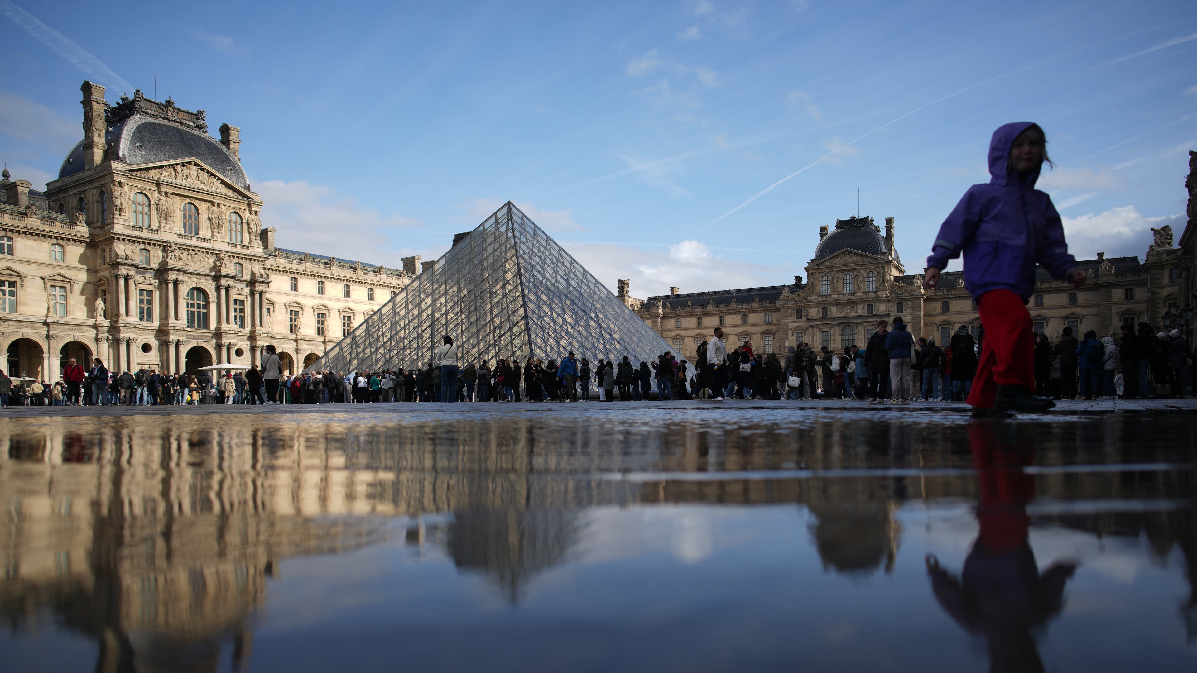 People queue to enter Le Louvre museum Monday, Oct. 27, 2025 in Paris. (AP Photo/Christophe Ena)
