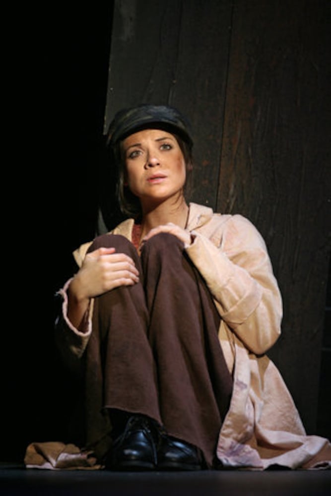 Former Bulldog leads 'Les Miserables' at Fox Theatre