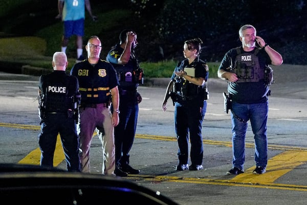 Police search for burglary suspects who fled after a confrontation with police near Perimeter Mall in Dunwoody in the early morning on Thursday, August 21, 2025. (Ben Hendren for The Atlanta Journal-Constitution)