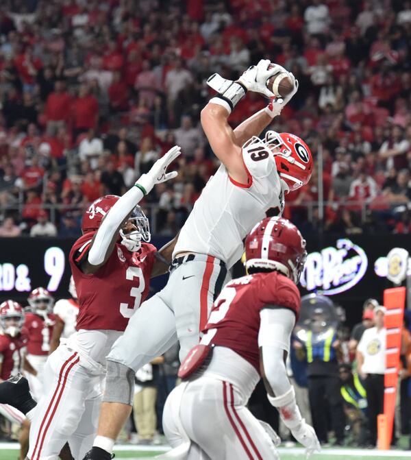12/4/21 - Atlanta -  Georgia Bulldogs tight end Brock Bowers (19) can't hold on to this pass in the end zone, broken up by Alabama Crimson Tide defensive back DeMarcco Hellams (2) during the 2nd half of the SEC Championship football game between the Georgia Bulldogs and the Alabama Crimson Tide.  Hyosub Shin / Hyosub.Shin@ajc.com 