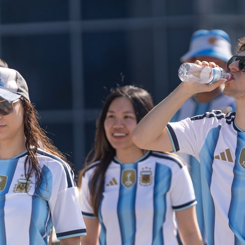 A man in a Argentina jersey drinks water outside of Atlanta stadium ahead of the Argentina versus Egypt World Cup game on July 7, 2026. (Ben Hendren for the AJC)