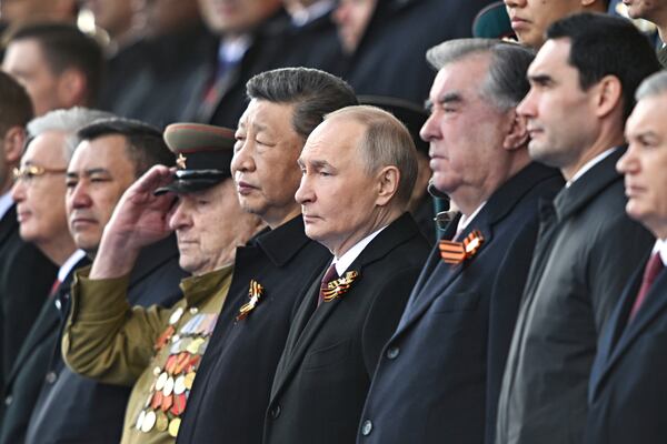 From the second right: Tajikistan President Emomali Rakmon, Russian President Vladimir Putin, Xi Jinping and Turkmenistan President Serdar Berdimhadou Xi Jinping are monitoring the military parade in Moscow on Friday, May 9, 2025, Moscow on Friday, 80th anniversary day of the 80th anniversary of the 80th anniversary of the 80th anniversary held in Moscow on Vendredi. (Sergei Bobylev / agence hôte de photo Ria Novosti via AP)
