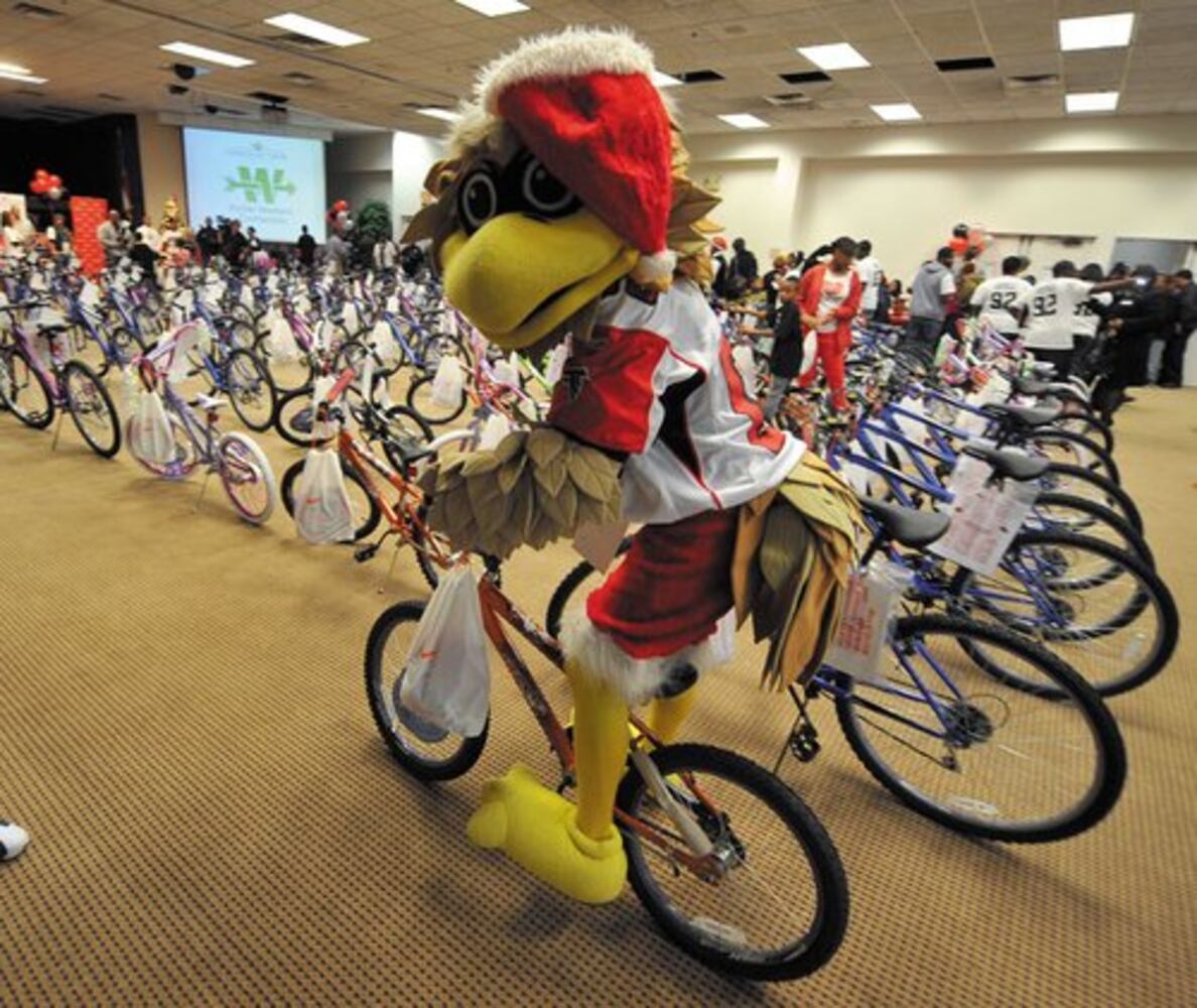 Atlanta Falcon gives away bikes