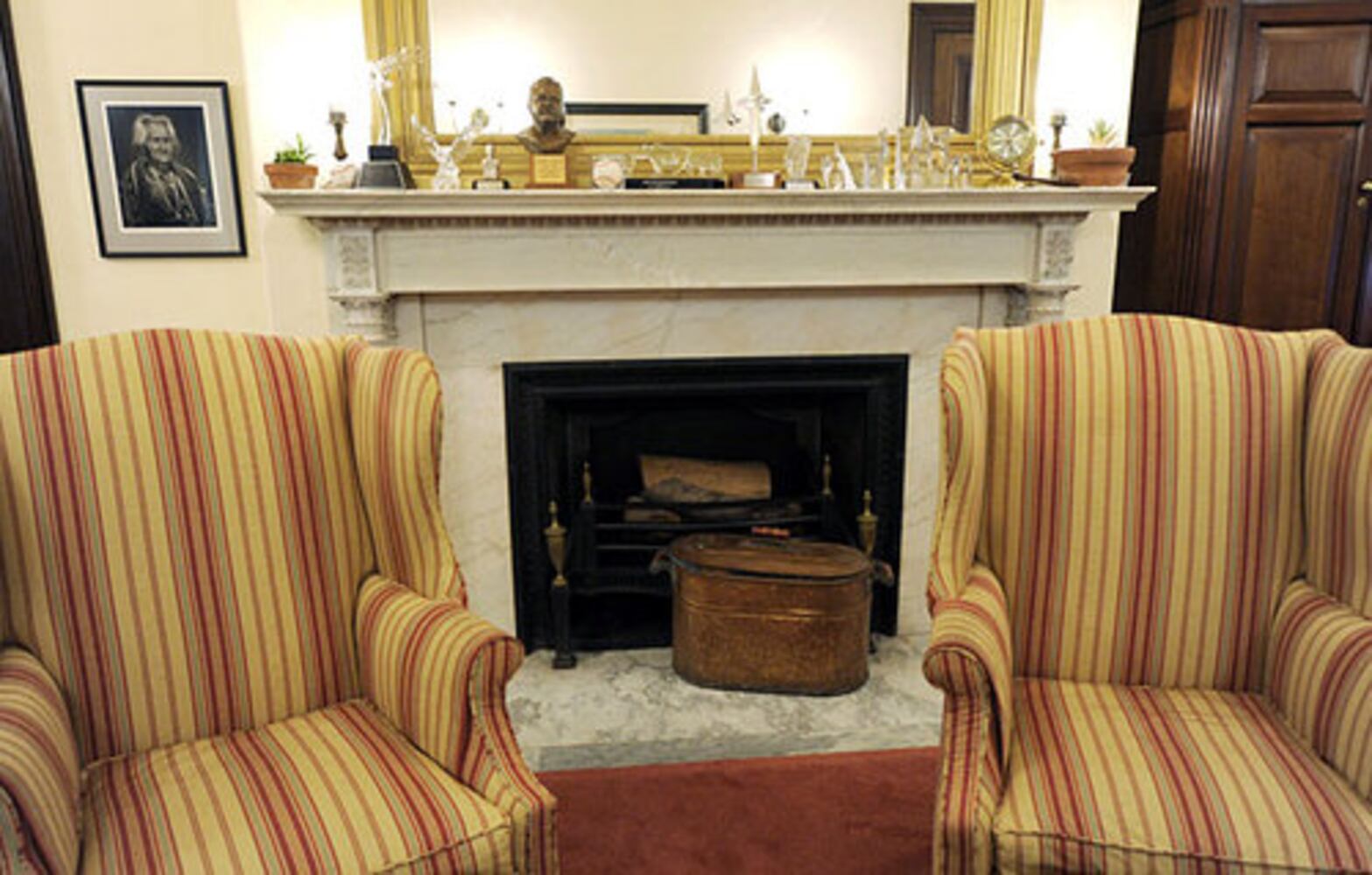 John McCain's office: Cluttered comfort
