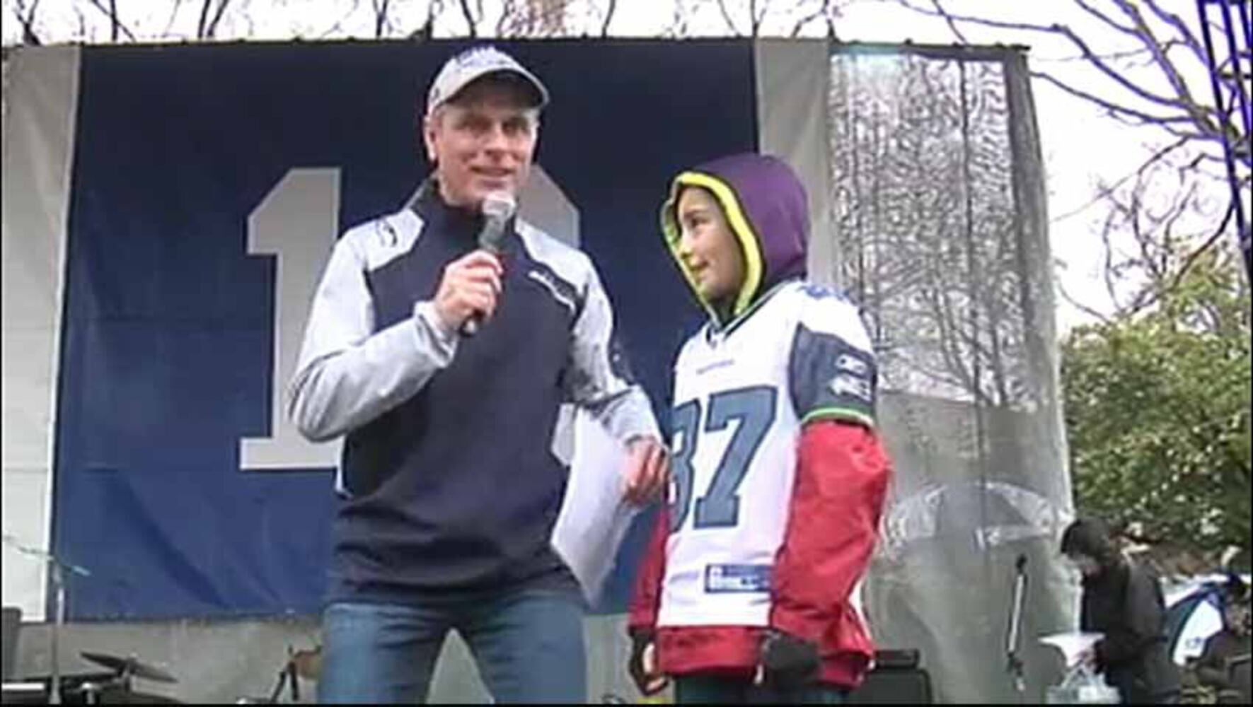 Fans rally for Seahawks at Seattle Center