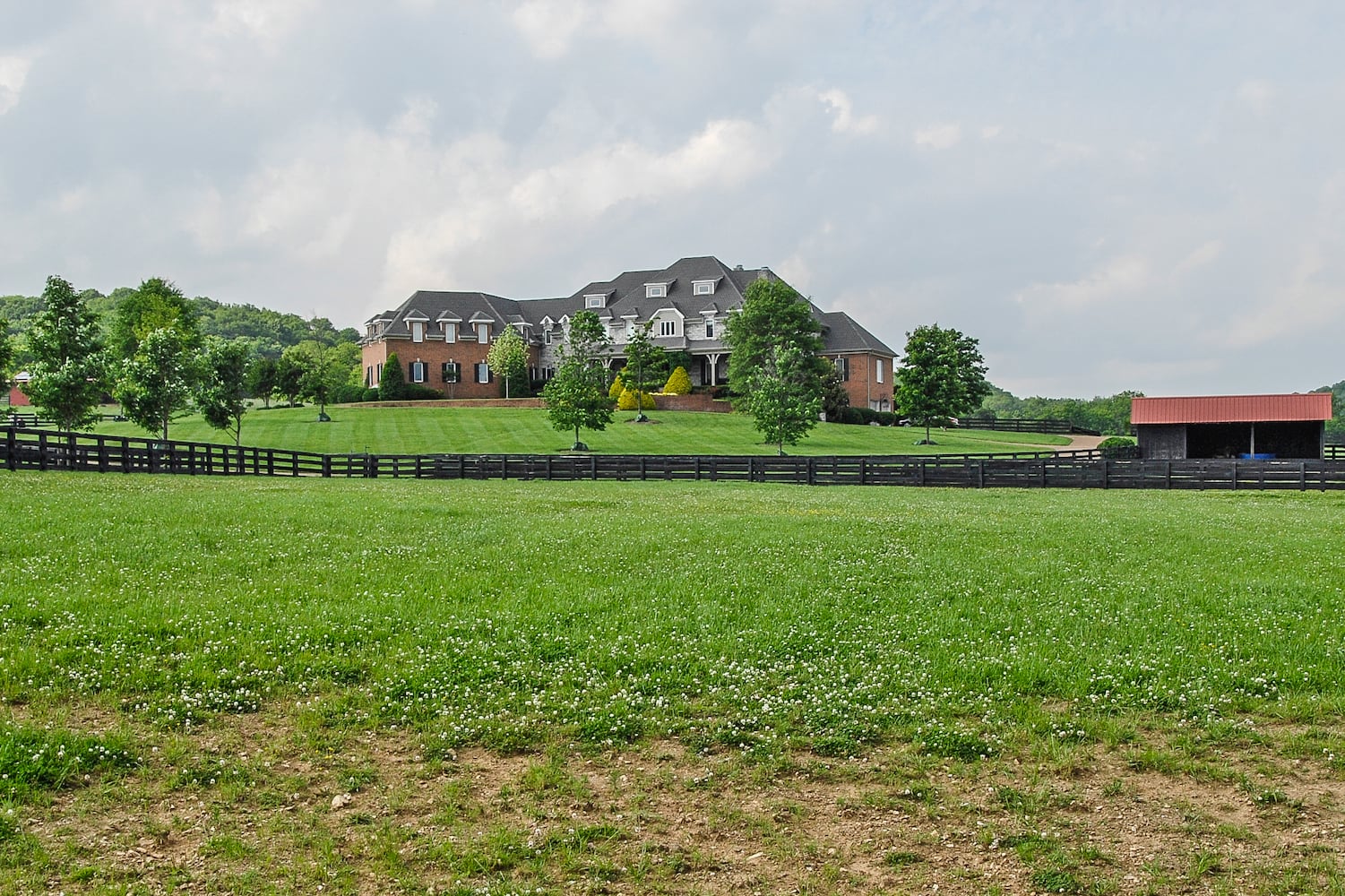 Singer-songwriter is selling 152-acre property near Nashville
