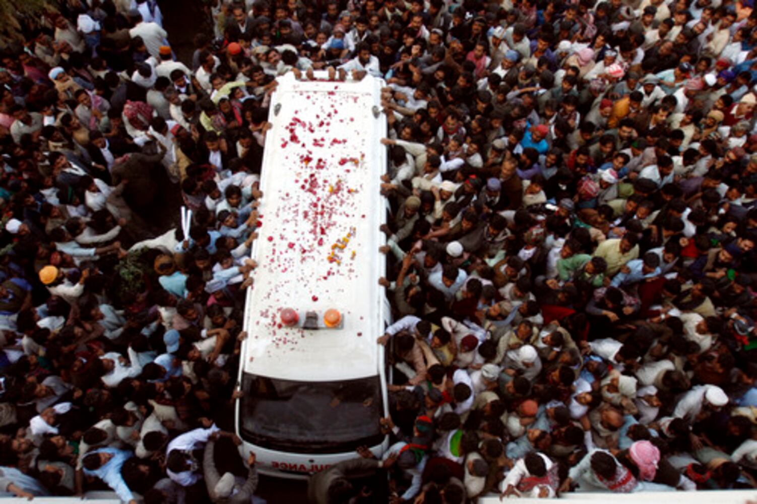 Pakistan mourns, buries Bhutto