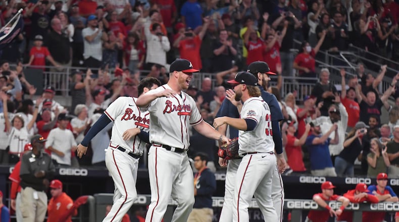 September 30, 2021 Atlanta - Atlanta Braves players celebrate their victory at Truist Park on Thursday, September 30, 2021. Atlanta Braves won 5-3 over Philadelphia Phillies. (Hyosub Shin / Hyosub.Shin@ajc.com)