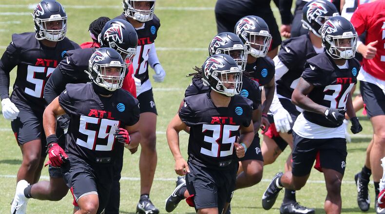 051421 Flowery Branch: Atlanta Falcons outsider linebacker Alani Pututau (from left) and cornerbacks Avery Williams and Darren Hall lead the way to the next drills during rookie minicamp on Friday, May 14, 2021, in Flowery Branch.     “Curtis Compton / Curtis.Compton@ajc.com”