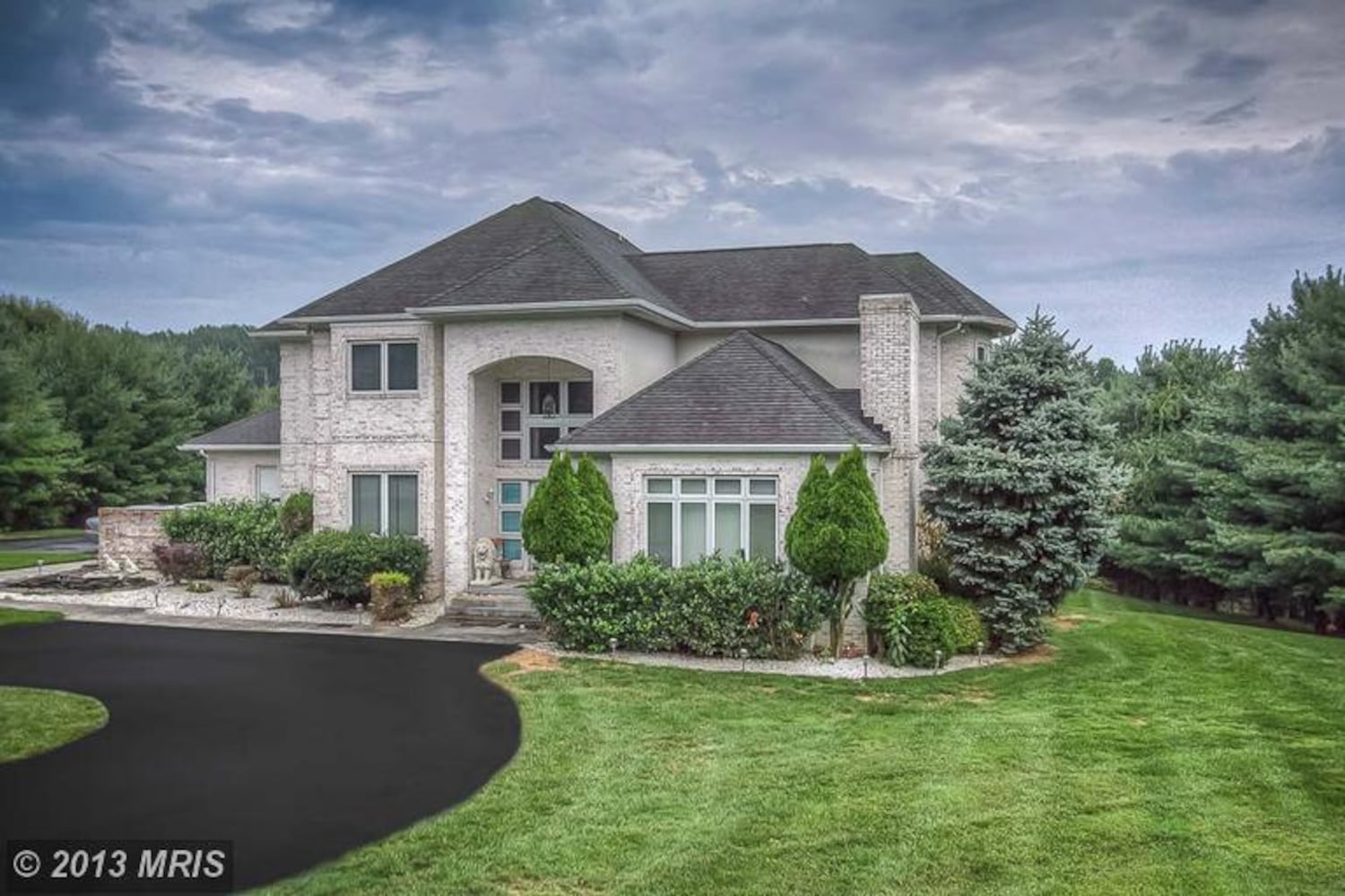 Retired NFL linebacker's home has sauna, large pool