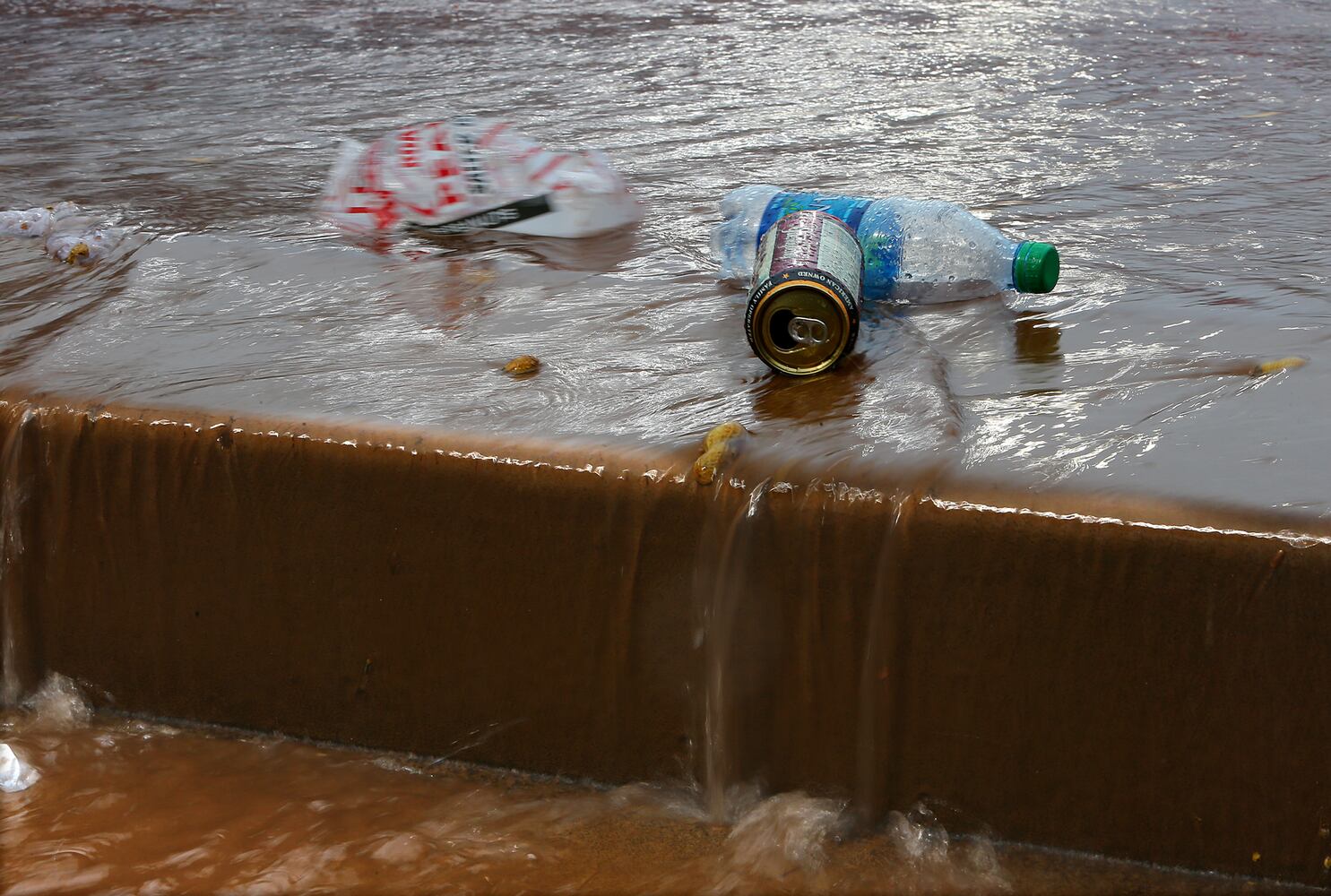 Braves lead 6-1 at rain delay