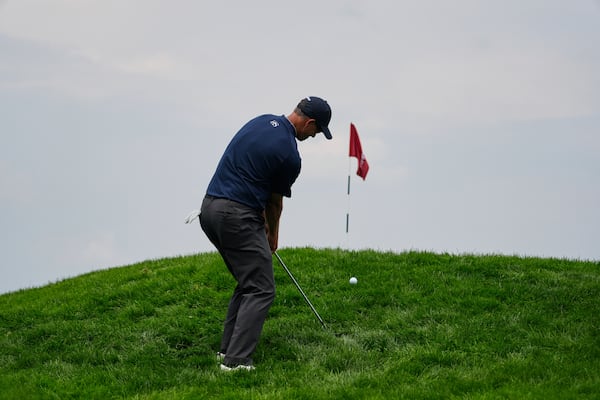 Adam Scott, of Australia, chips onto the fourth green during the second round of the U.S. Open golf tournament at Oakmont Country Club Friday, June 13, 2025, in Oakmont, Pa. (AP Photo/Carolyn Kaster)