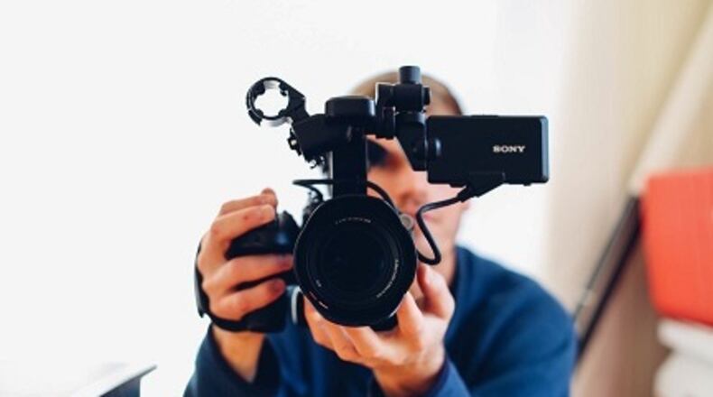 A good profile photo is essential for making workplace connections on LinkedIn.