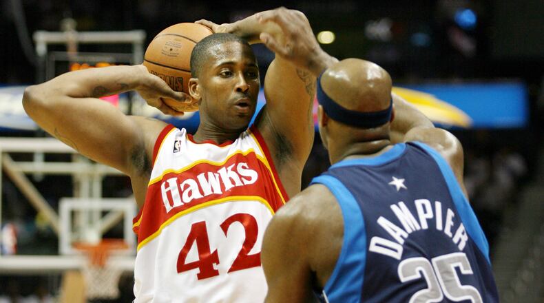 Atlanta Hawks' Lorenzen Wright (42) works around defense from the Dallas Mavericks' Erick Dampier Sunday, March 25, 2007.