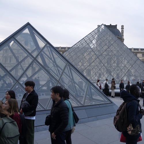 Visitors queue to enter the Louvre museum three days after historic jewels were stolen in a daring daylight heist, Wednesday, Oct. 22, 2025 in Paris. (AP Photo/Thibault Camus)
