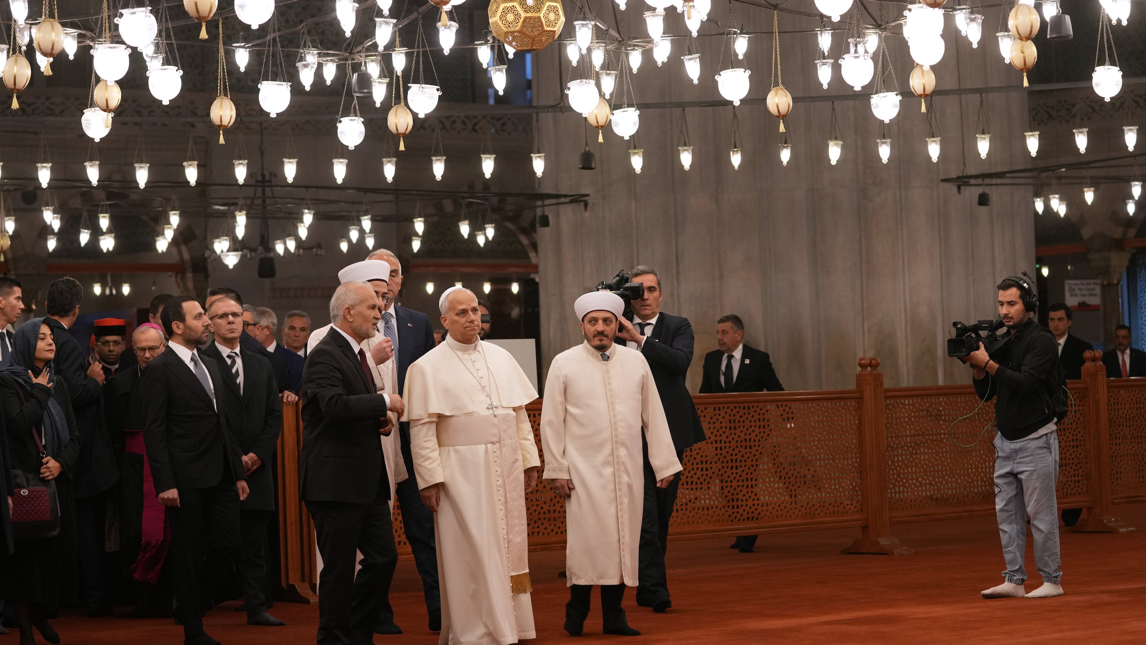 Pope Leo XIV, center, visits the Sultan Ahmed Mosque in Istanbul, Saturday, Nov. 29, 2025. (AP Photo/Domenico Stinellis)