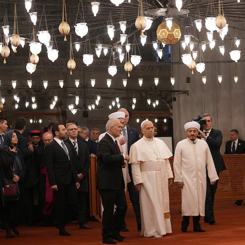Pope Leo XIV, center, visits the Sultan Ahmed Mosque in Istanbul, Saturday, Nov. 29, 2025. (AP Photo/Domenico Stinellis)