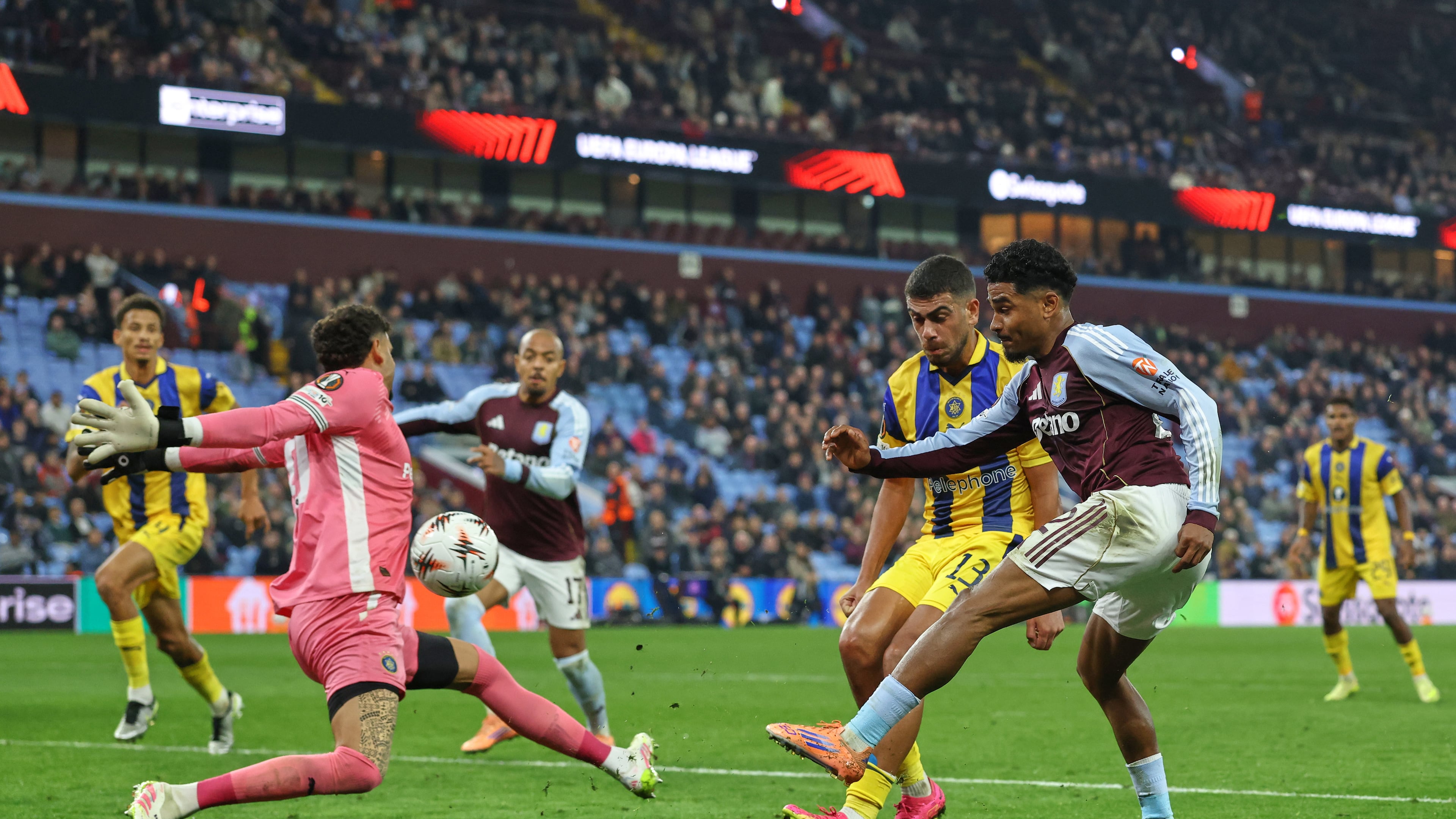Aston Villa's Ian Maatsen, right, scores his side's opening goal during the Europa League soccer match between Aston Villa and Maccabi Tel Aviv in Birmingham, England, Thursday, Nov. 6, 2025. (AP Photo/Darren Staples)