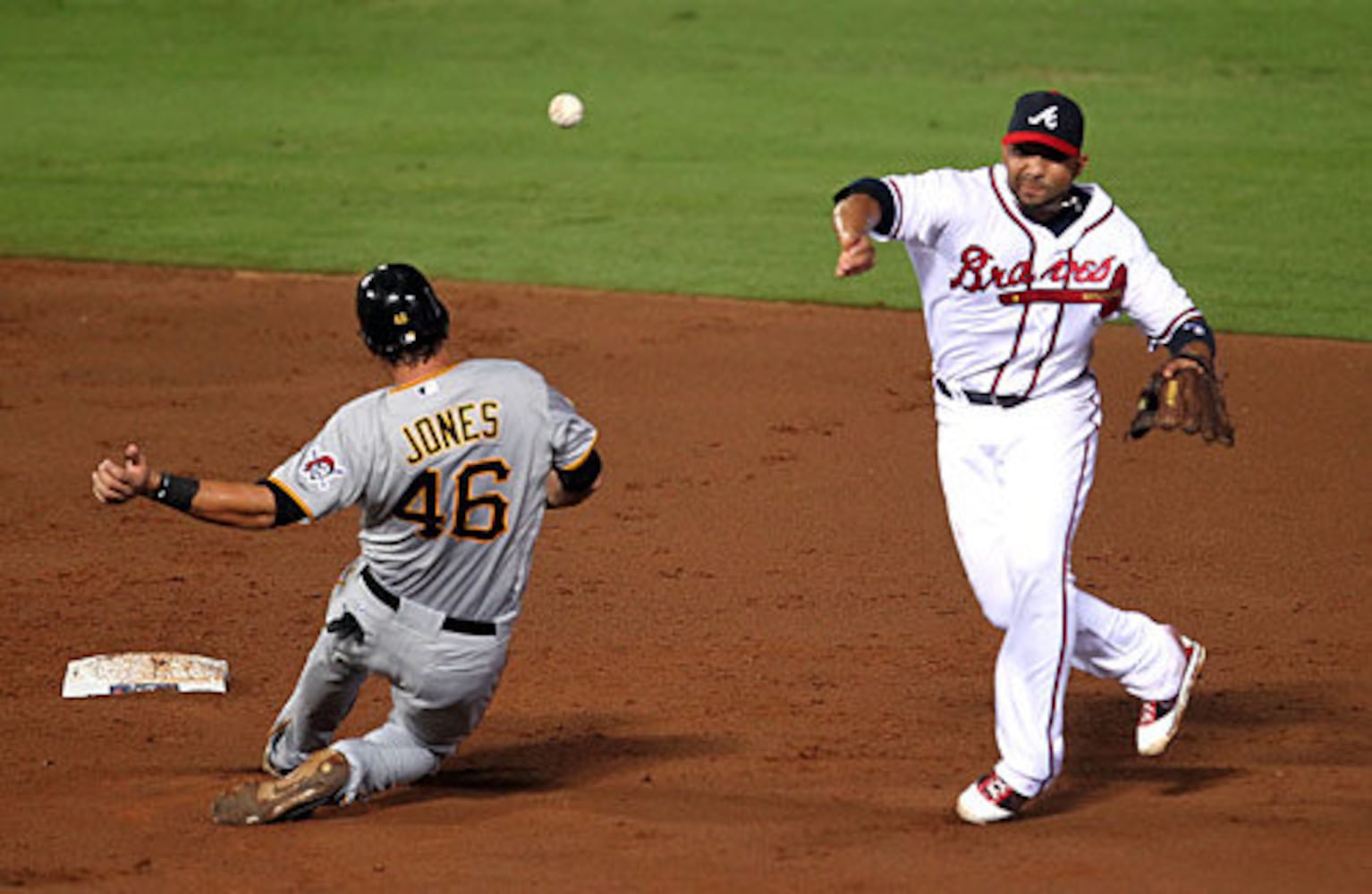 Rain can't stop Pirates, Braves
