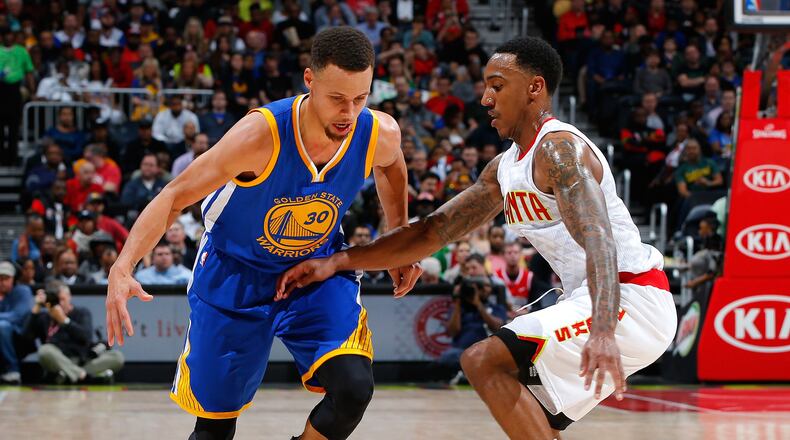 Warriors’ Stephen Curry chases a loose ball against the Hawks’ Jeff Teague at Philips Arena on Feb. 22, 2016. (Photo by Kevin C. Cox/Getty Images)
