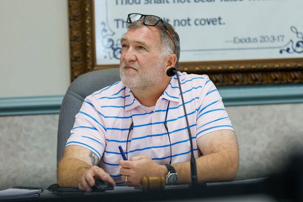 Bacon County Board of Commissioners Chairman Shane Taylor leads a board meeting on Tuesday, April 21, 2026. (Miguel Martinez/AJC)