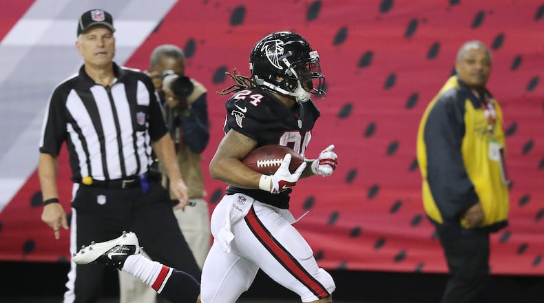 December 18, 2016, ATLANTA: Falcons running back Devonta Freeman cruises into the endzone for a long touchdown run and a 38-13 lead over the 49ers during the third quarter in an NFL football game on Sunday, Dec. 18, 2016, in Atlanta.     Curtis Compton/ccompton@ajc.com