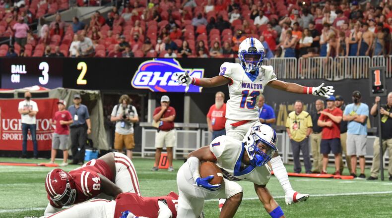 August 21, 2021 Atlanta - Walton's Sutton Smith (1) scores the game-winning touchdown in overtime during the 2021 Corky Kell Classic on Saturday, August 21, 2021. Walton won 34-28 over Lowndes in overtime. (Hyosub Shin / Hyosub.Shin@ajc.com)