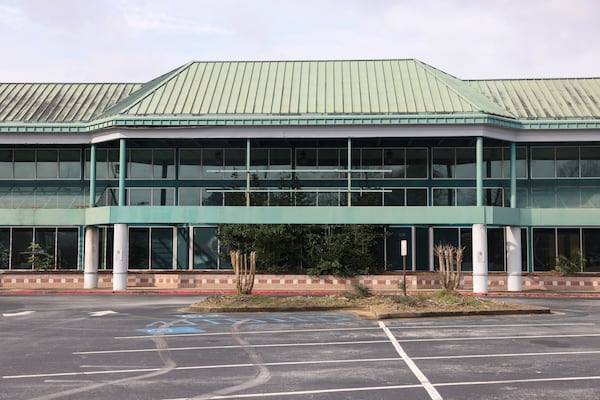 A shuttered former Ingles store sits on the Lake City property where a developer has proposed an $800 million luxury development called The Roman. Jason Getz / Jason.Getz@ajc.com)
