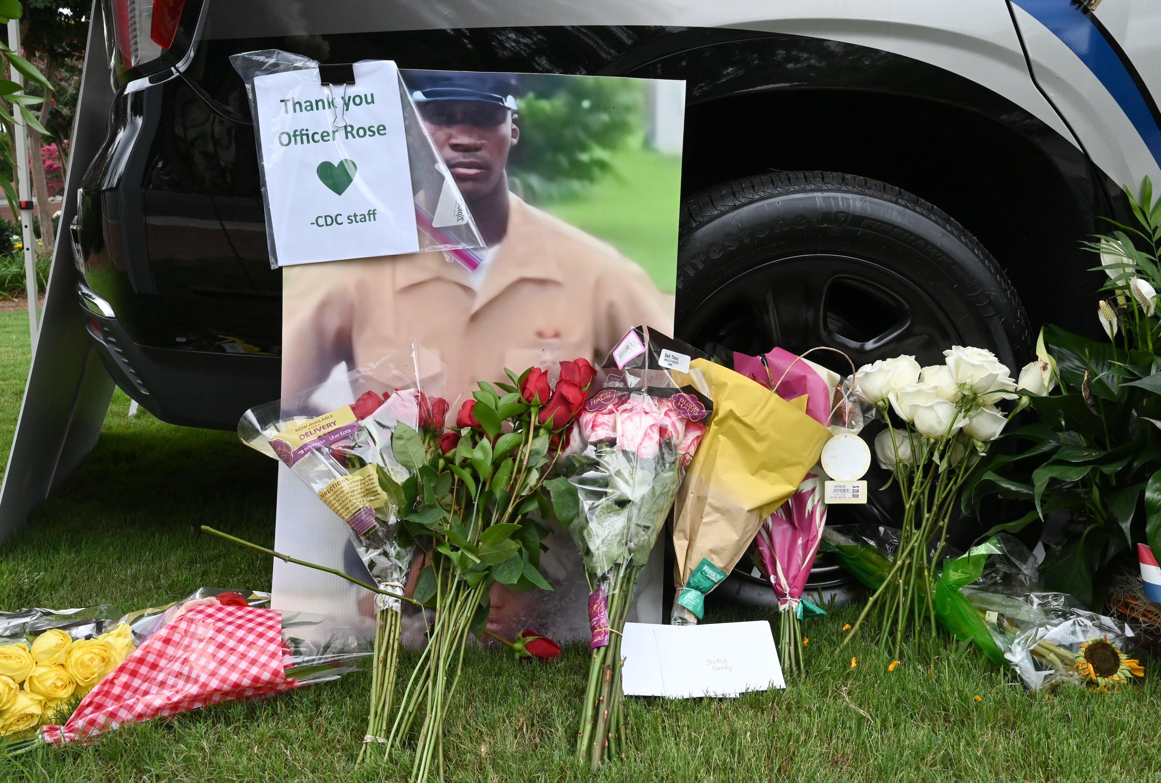 A “thank you” message from CDC staff is displayed at a memorial for fallen DeKalb County Police officer David Rose outside First Baptist Church Atlanta, Friday, August 22, 2025. (Hyosub Shin/AJC)