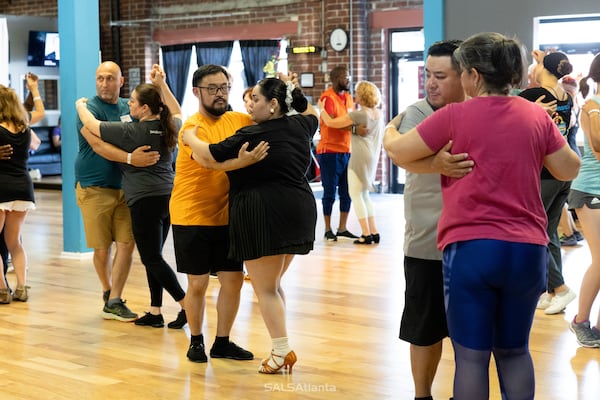 Students at SALSAtlanta class learn casino, a Cuban style of salsa dancing, as taught by instructor Julian Mejia. (Courtesy of Julian Mejia Photography)
