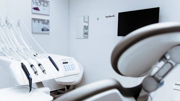 A Florida couple is accused of illegally running a dentistry business out of their home.