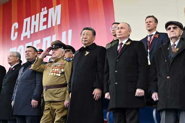 Le président russe Vladimir Poutine, droit du centre à droite et le président chinois Xi Jinping, centre, vendredi 9 mai 2025, pour commémorer le 80e anniversaire de la victoire de l'Union soviétique sur l'Allemagne nazie pendant la Seconde Guerre mondiale, en regardant le défilé militaire de la victoire de la Russie à Moscou. (Mikhail Korytov / agence hôte de photo Ria Novosti via AP)