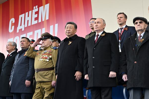 Le président russe Vladimir Poutine, droit du centre à droite et le président chinois Xi Jinping, centre, vendredi 9 mai 2025, pour commémorer le 80e anniversaire de la victoire de l'Union soviétique sur l'Allemagne nazie pendant la Seconde Guerre mondiale, en regardant le défilé militaire de la victoire de la Russie à Moscou. (Mikhail Korytov / agence hôte de photo Ria Novosti via AP)
