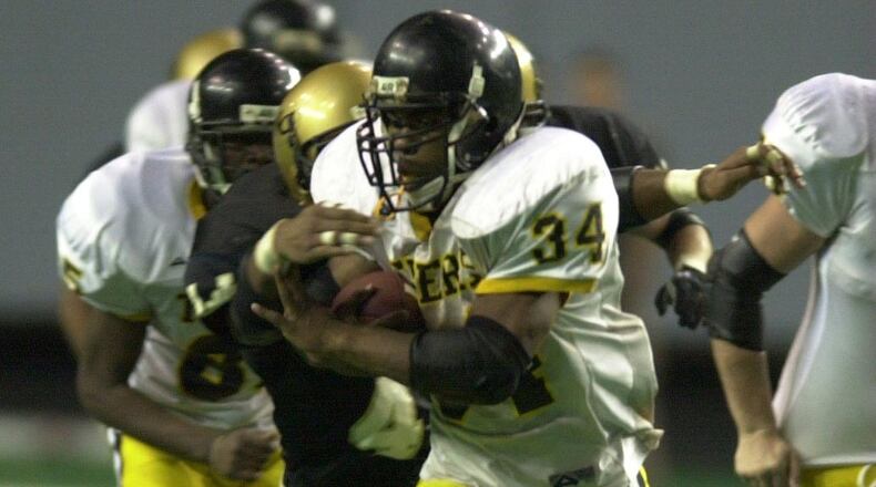 Swainsboro's Brandon Andrews (34) runs for big yardage in the fourth quarter of the 2000 Class AAA semifinal against Washington County to set up his touchdown. (Marlene Karas/AJC)