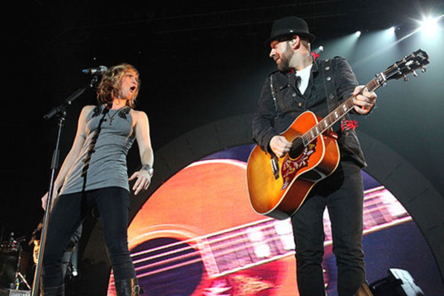 Sugarland kicks off tour at Gwinnett Arena