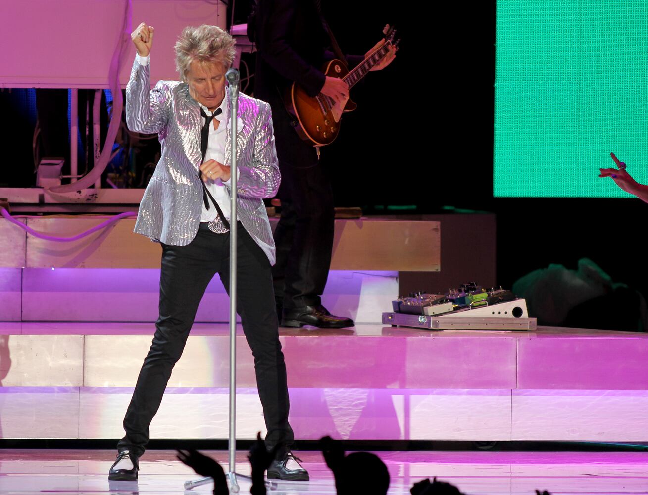 Rod Stewart plays Verizon Wireless Amphtiheatre
