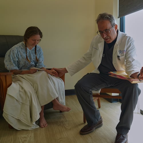Dr. John Gordon, center, prays with a family before an embryo transfer at Rejoice Fertility, Sunday, Jan. 11, 2026, in Knoxville, Tenn. (AP Photo/Jessie Wardarski)