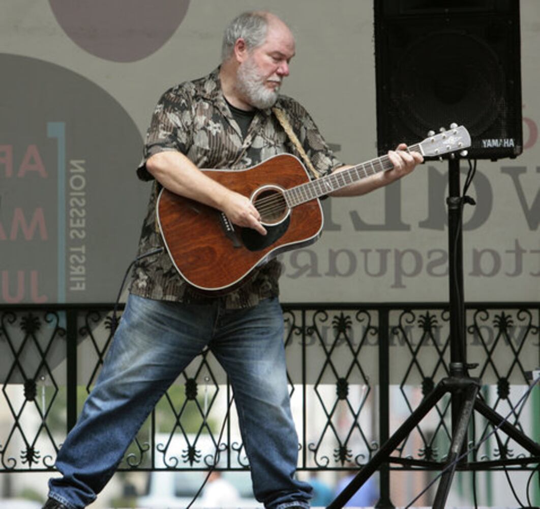 Brown bag concert brings music to Marietta Square