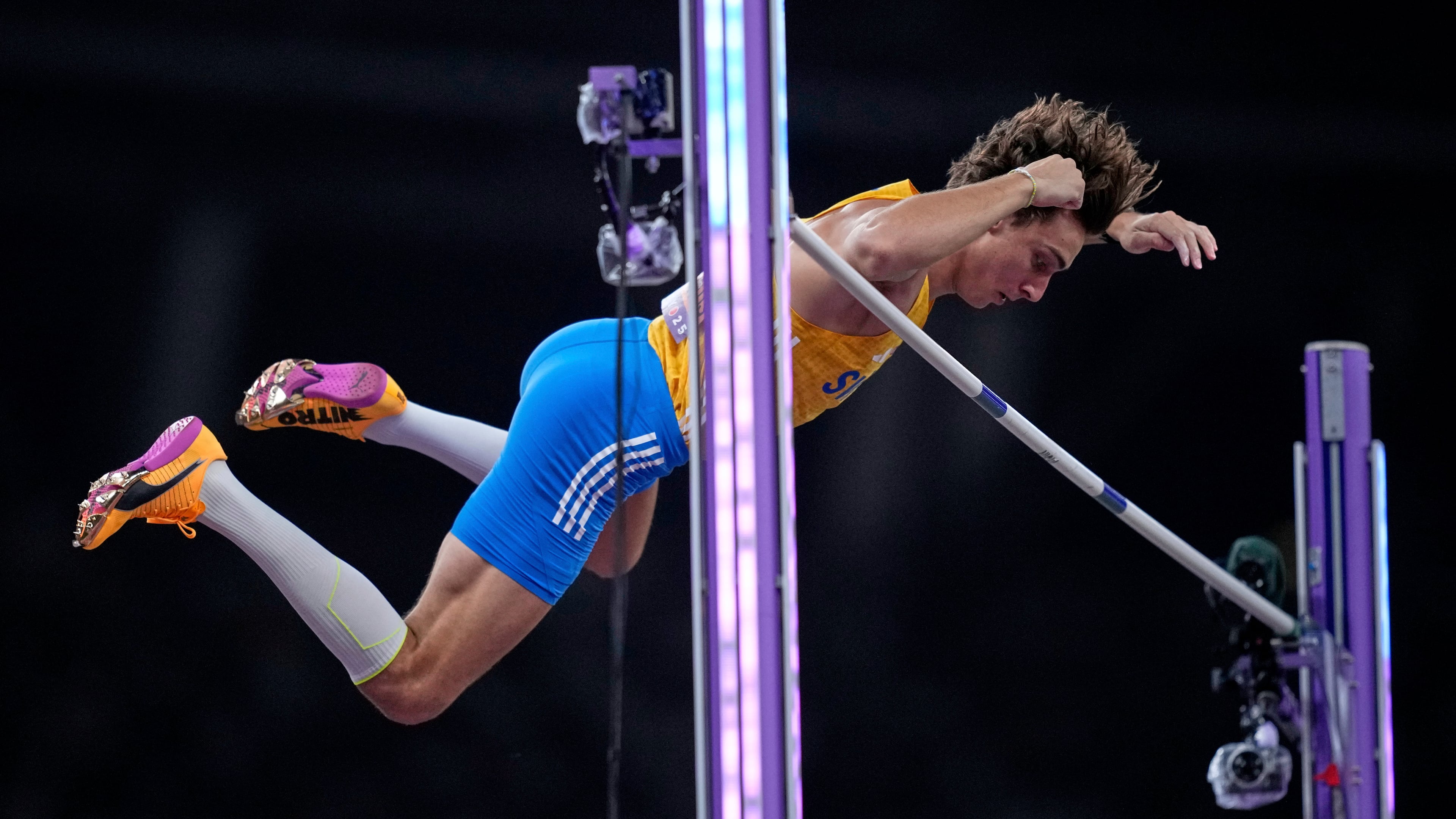 Sweden's Armand Duplantis making a clearance in the men's pole vault final at the World Athletics Championships in Tokyo, Monday, Sept. 15, 2025. (AP Photo/Louise Delmotte)