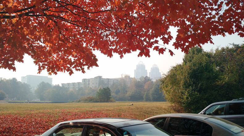 The King and Queen Buildings were shrouded in smoke from Georgia wildfires Thursday. BRIAN O’SHEA / BRIAN.OSHEA@AJC.COM