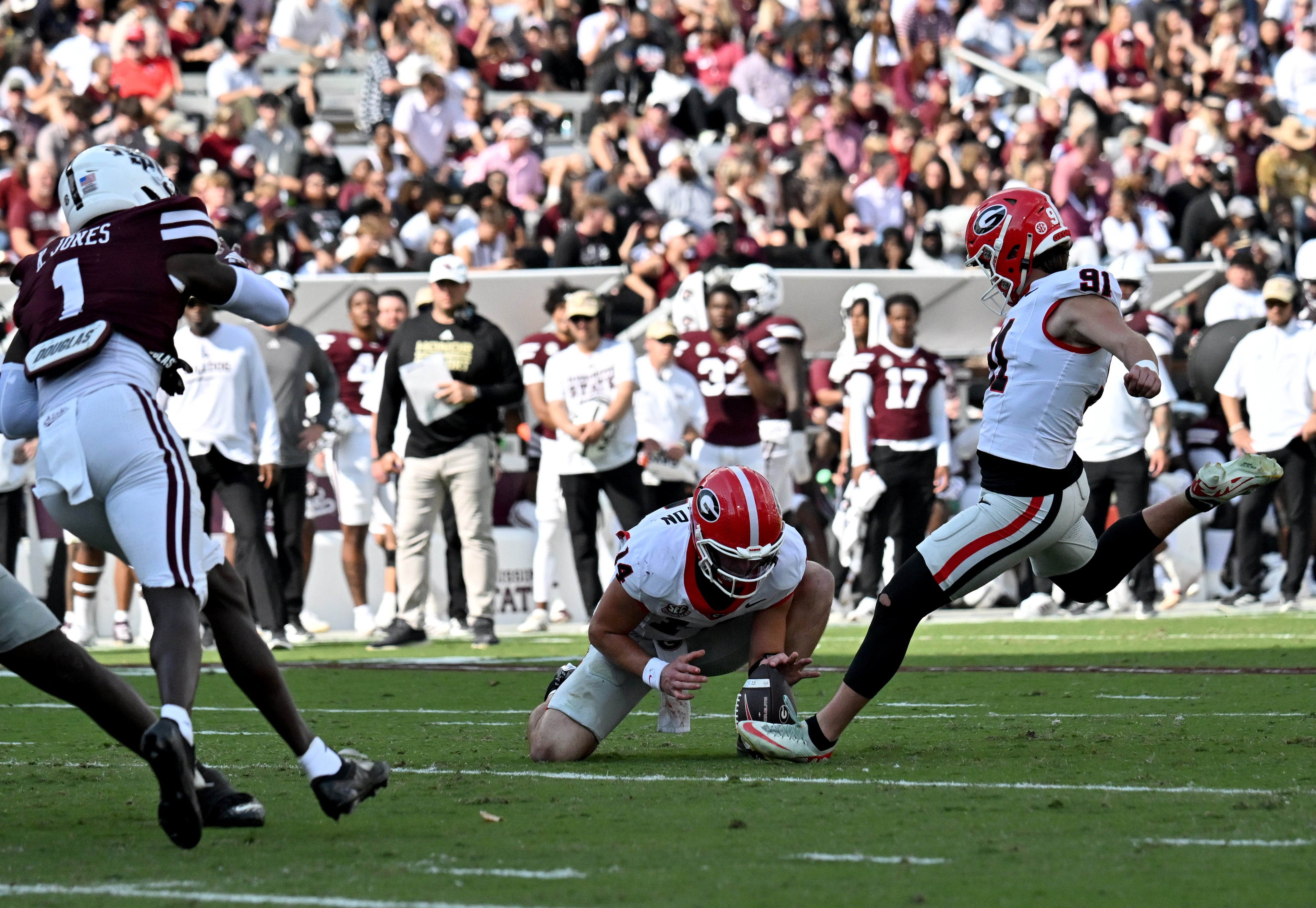 Georgia kicker Peyton Woodring (91) hits a field goal during the first half in an NCAA football game at Davis Wade Stadium, Saturday, November 8, 2025, in Starkville, Mississippi. (Hyosub Shin / AJC)