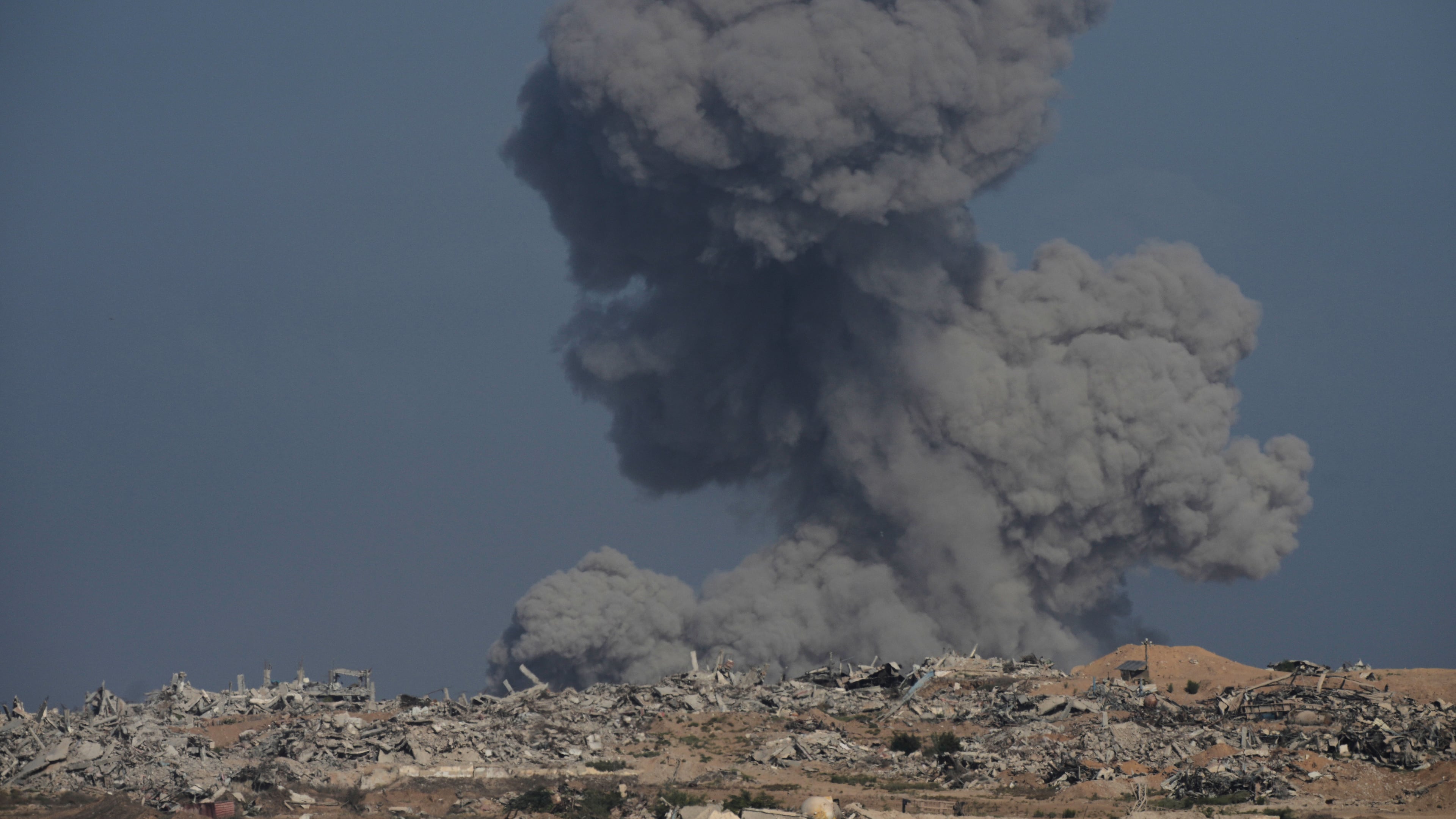 Smoke rises following an Israeli army bombardment in the Gaza Strip, as seen from southern Israel, Tuesday, Sept. 30, 2025. (AP Photo/Ohad Zwigenberg)