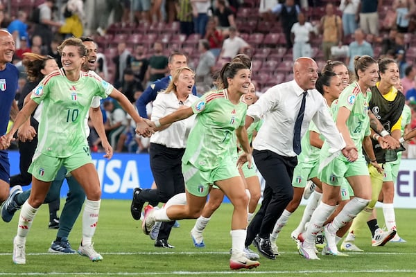 Italy head coach Andrea Soncin, center right, celebrates with the players at the end of the Women's Euro 2025 quarterfinals soccer match between Norway and Italy at Stade de Geneve in Geneva, Switzerland, Wednesday, July 16, 2025. (AP Photo/Alessandra Tarantino)